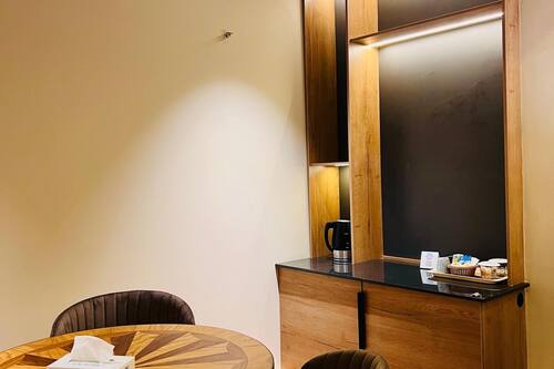 Executive suite | Donsdekens, een kluis op de kamer, een bureau, een laptopwerkplek