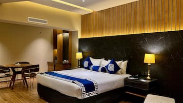 Kamar Double Eksekutif | Selimut bulu angsa, brankas, meja kerja, dan ruang kerja ramah laptop