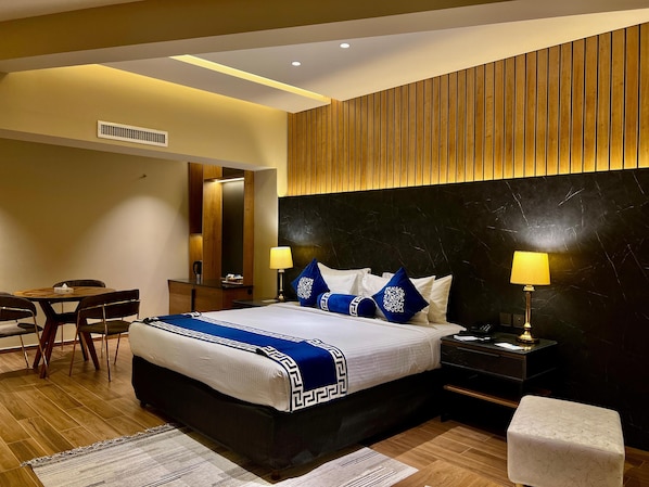 Executive Double Room | Down duvets, in-room safe, desk, laptop workspace