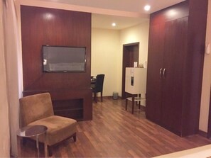 Suite Deluxe | Área de sala de estar | Televisión 