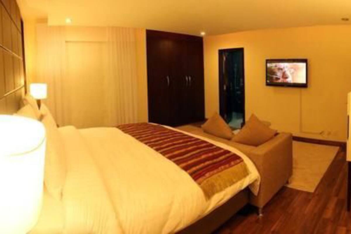 Minibar, caja de seguridad en la habitación y escritorio