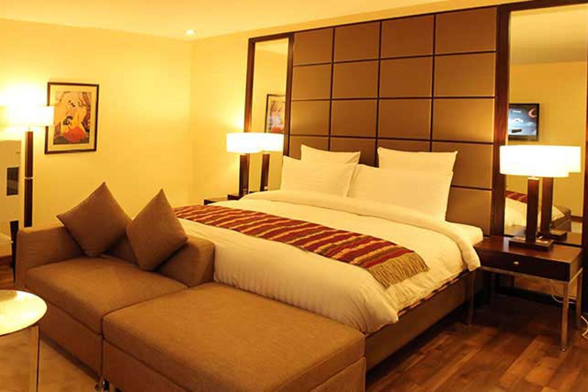 Habitación Deluxe | Minibar, caja de seguridad en la habitación y escritorio