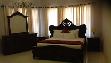 Deluxe Room, 1 Bedroom | Peti besi dalam bilik, meja, ruang kerja komputer riba