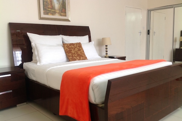 Deluxe Room, 1 Bedroom | In-room safe, desk, laptop workspace, rollaway beds