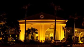 Fachada de la propiedad por la tarde o noche