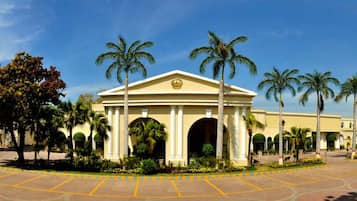 Vista frontal de la propiedad