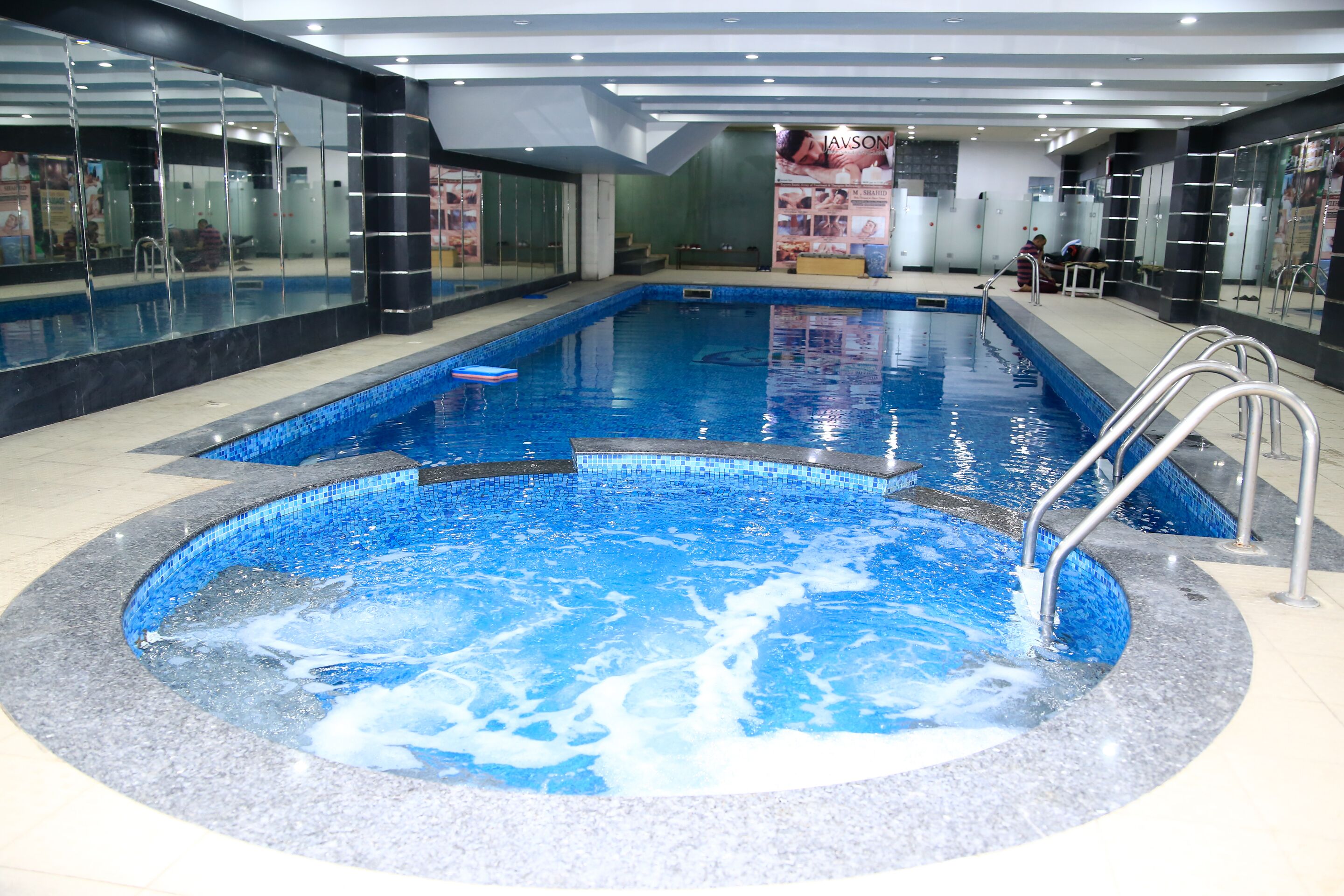 Una piscina cubierta