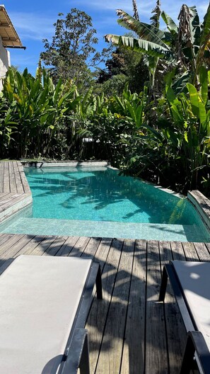 Outdoor pool, open 9:00 AM to 9:30 PM, pool loungers - Biribandos Rooms by Trancoso House (Porto Seguro)