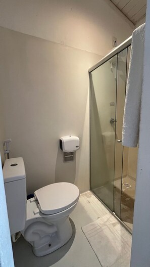 Shower, hair dryer, towels, soap - Biribandos Rooms by Trancoso House (Porto Seguro)