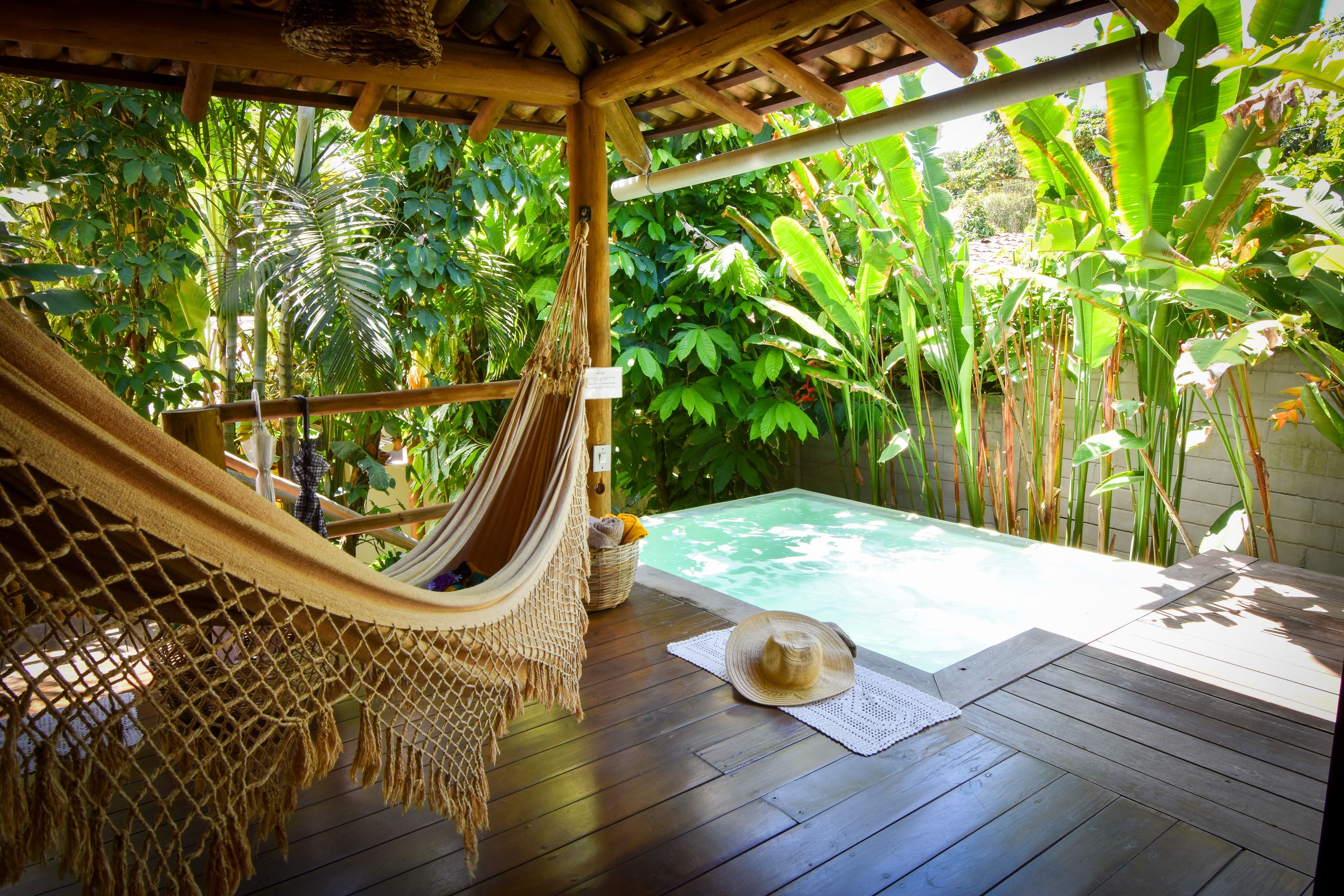 Una piscina al aire libre, sillones reclinables de piscina
