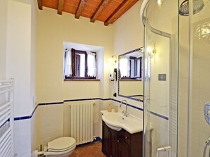 Douche, sèche-cheveux, bidet, serviettes fournies