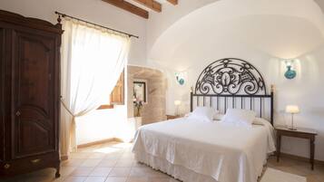 Tweepersoonskamer | Luxe beddengoed, een kluis op de kamer, een bureau