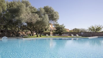 Piscine extérieure, parasols de plage, chaises longues