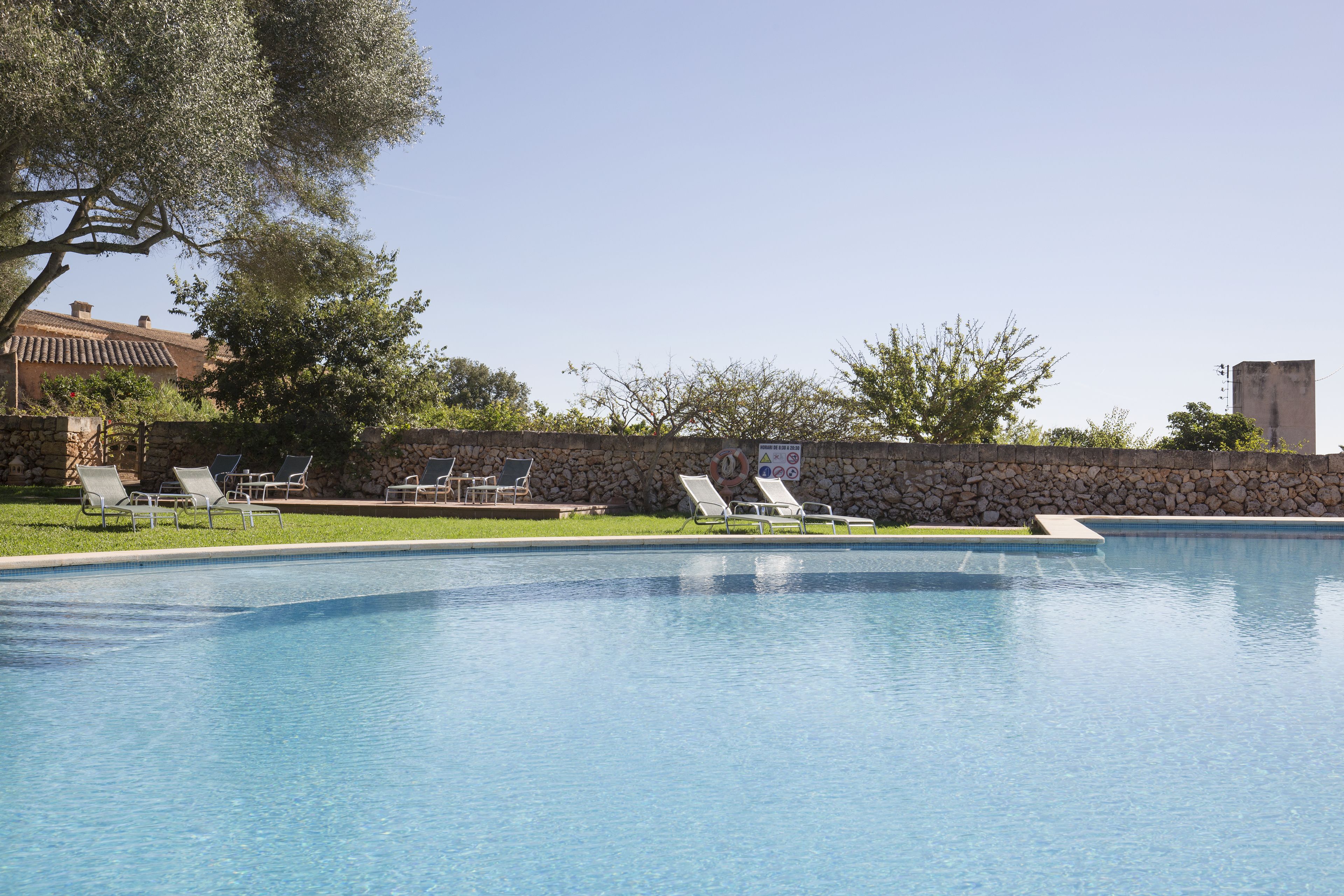 Piscine extérieure, parasols de plage, chaises longues