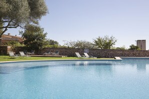 Utendørsbasseng, bassengparasoller og solsenger