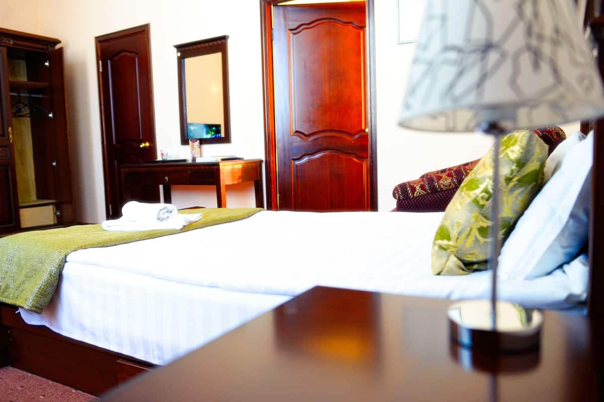 Dobbeltrom – comfort | Minibar, skrivebord, blendingsgardiner og lydisolert