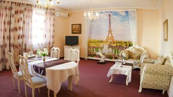 Suite, 1 Bedroom | Minibar, desk, blackout drapes, soundproofing