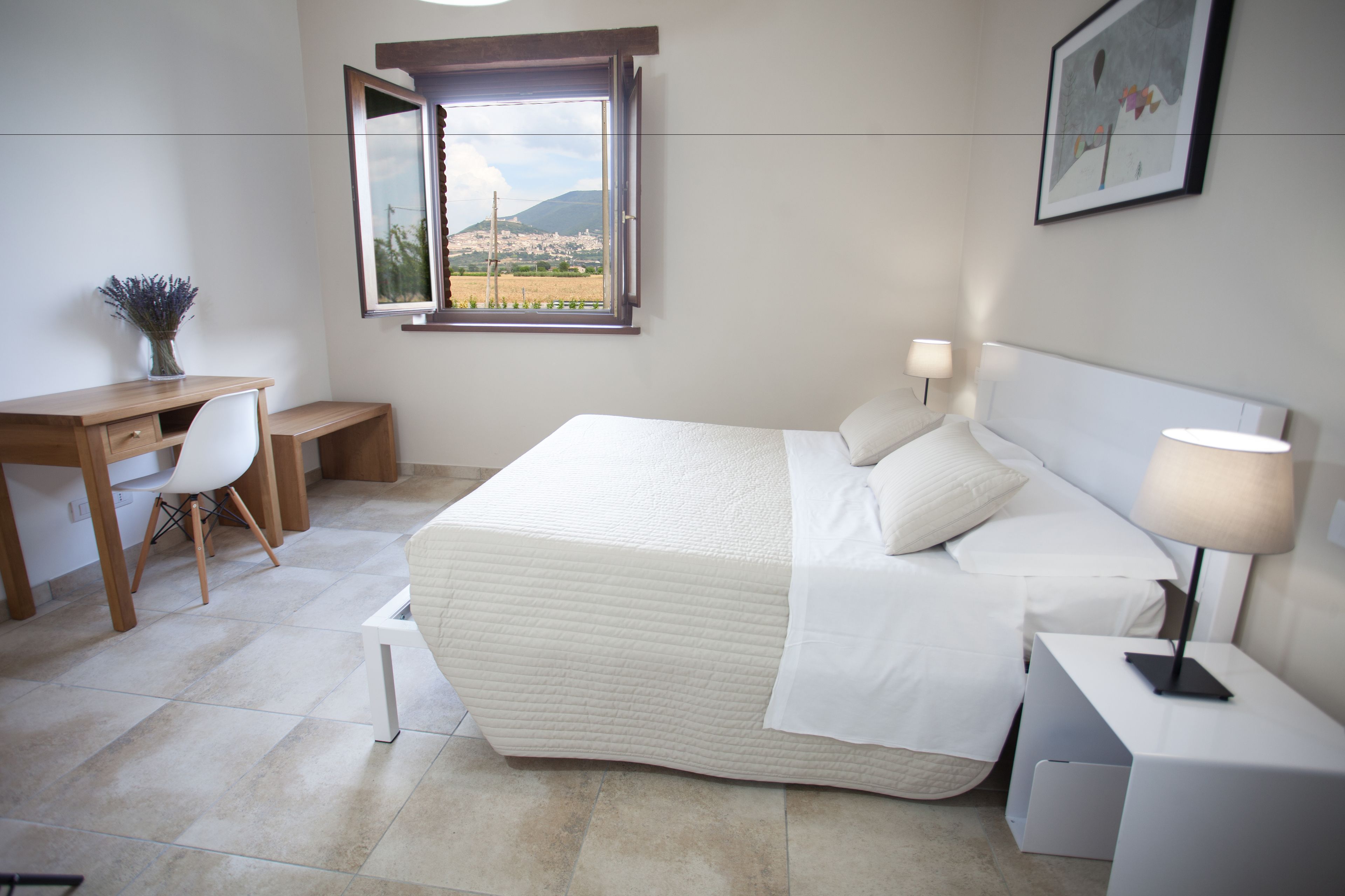 Laptopgeeigneter Arbeitsplatz, schallisolierte Zimmer, kostenloses WLAN