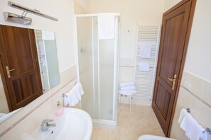 Superior Quadruple Room | Bathroom | Rainfall showerhead, free toiletries, hair dryer, bidet
