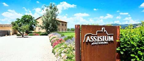 Fachada de la propiedad