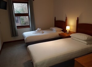 Twin Room | Free rollaway beds, free WiFi, wheelchair access - Mackays Hotel (Strathpeffer)
