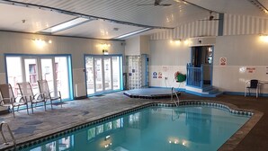 室内游泳池,室外游泳池