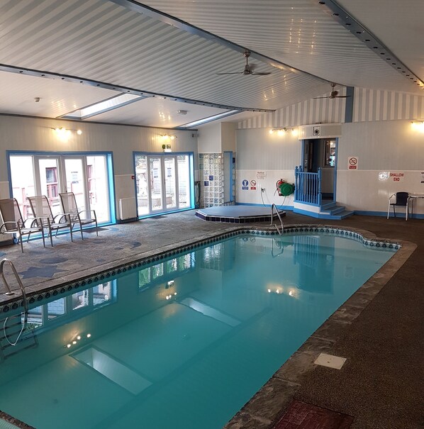 Alberca techada y alberca al aire libre