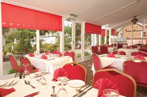 Dinner served, British cuisine - Mackays Hotel (Strathpeffer)