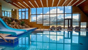 Kolam renang indoor, dengan kursi berjemur