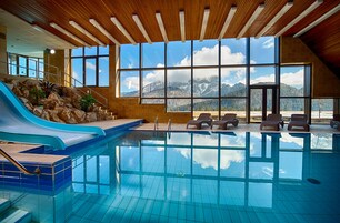 Indoor pool, sun loungers