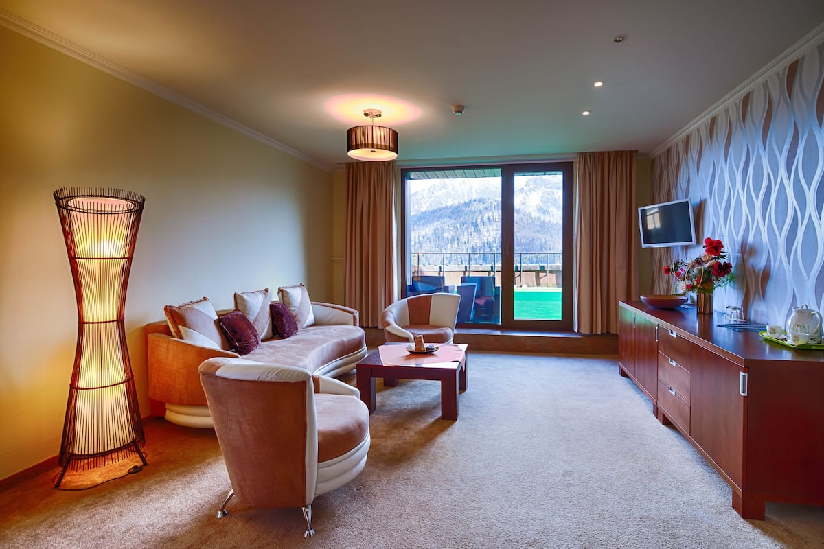 deluxe suite, 2 bedrooms, mountain view | minibar, in-room safe, desk, soundproofing