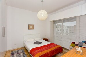Departamento urbano | 1 habitación, decoración personalizada, muebles diferentes y escritorio