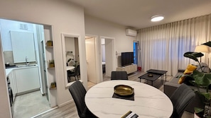 City Apartment, 1 Bedroom, Non Smoking, City View | In-room dining