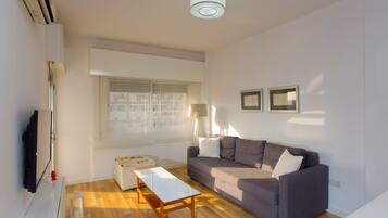 City-Apartment | Wohnzimmer | 42-Zoll-Flachbildfernseher mit Kabelempfang, Fernseher