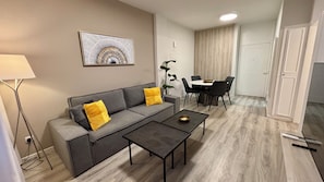 Appartement Ville, 1 chambre, non-fumeur, vue sur la ville | Aire de séjour | Téléviseur à écran plat de 42 po avec télévision numérique, téléviseur