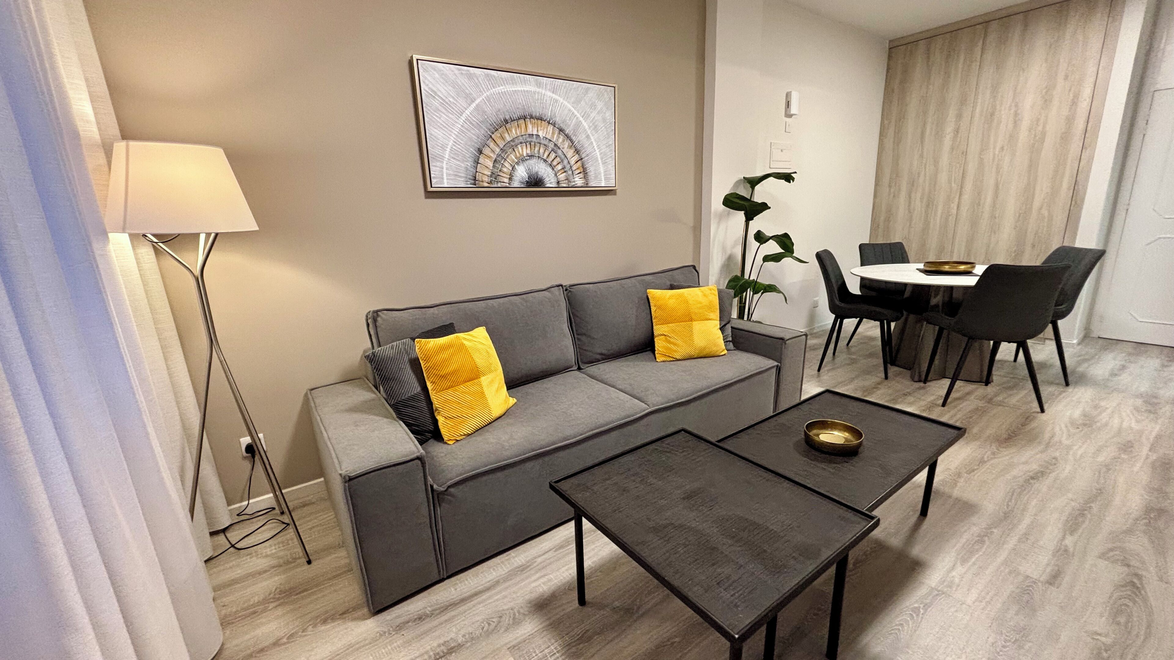 Leilighet – city, 1 soverom, ikke-røyk, byutsikt | Oppholdsområde | En 42-tommers Flatskjerm-TV med digitale kanaler samt TV