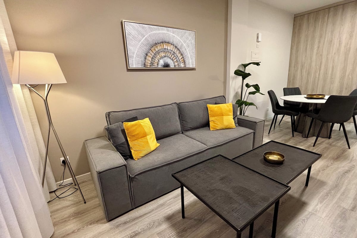 City Apartment, 1 Bedroom, Non Smoking, City View | Living area