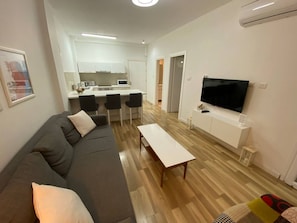Appartement Ville | Aire de séjour | Téléviseur à écran plat de 42 po avec télévision numérique, téléviseur