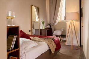 Premium bedding, minibar, in-room safe, individually decorated - Palazzo Medusa (Rome)