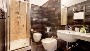 Superior-dobbeltværelse | Badeværelse | Bruser, miljøvenlige toiletartikler, hårtørrer, bidet