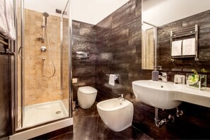 Superior Double Room | Bathroom | Shower, eco-friendly toiletries, hair dryer, bidet - Palazzo Medusa (Rome)