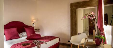 スーペリア ダブルルーム | 高級寝具、ミニバー、セーフティボックス (室内)、客室ごとに異なる装飾