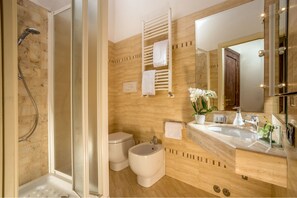 Bathroom - Palazzo Medusa (Rome)