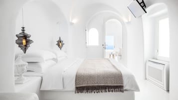 Premium bedding, free minibar, in-room safe, soundproofing