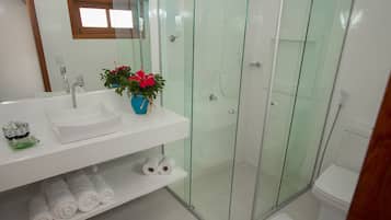 Deluxe Quadruple Room | Bathroom | Shower, rainfall showerhead, hair dryer, towels