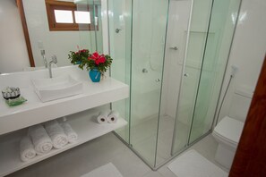 Deluxe Quadruple Room | Bathroom | Shower, rainfall showerhead, hair dryer, towels - Rio da Barra Villa Hotel (Porto Seguro)