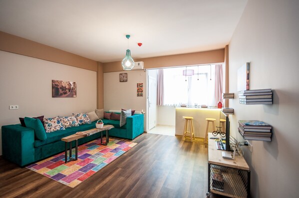 Apartment | Premium bedding, desk, soundproofing, iron/ironing board