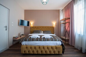 Premium bedding, desk, soundproofing, iron/ironing board - Newway Apartments (Istanbul)