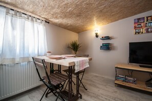 Premium bedding, desk, soundproofing, iron/ironing board - Newway Apartments (Istanbul)