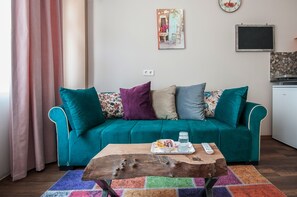 Ropa de cama de alta calidad, escritorio y sistema de insonorización 